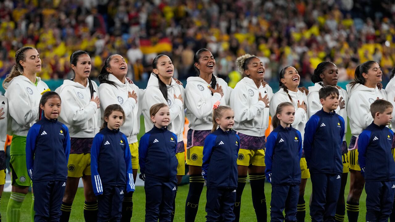 Las jugadoras de Colombia cantan el himno nacional antes del partido de fútbol del Grupo H de la Copa Mundial Femenina entre Alemania y Colombia en el Estadio de Fútbol de Sydney en Sydney, Australia, el domingo 30 de julio de 2023. (Foto AP/Rick Rycroft)