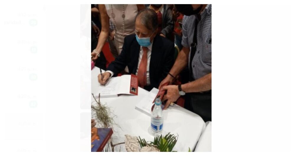 Alberto Santofimio firmando libros en Ibagué