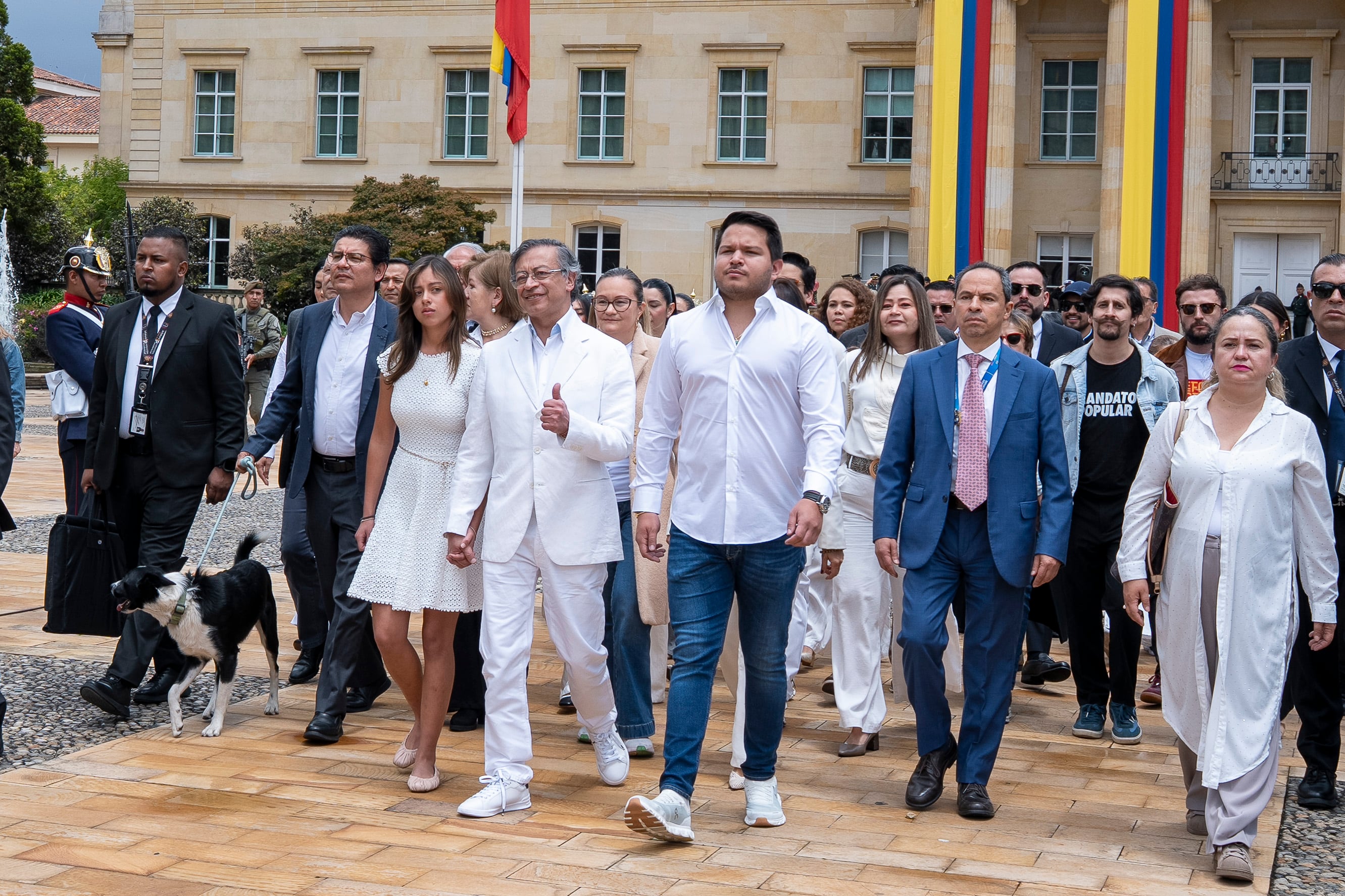 Gustavo Petro saliendo de la Casa de Nariño, en Bogotá, el 7 de agosto de 2026, en su último día como presidente de Colombia. Lo acompañaron sus hijos Antonella Petro Alcocer y Nicolás Alcocer Petro, así como parte de su saliente gabinete