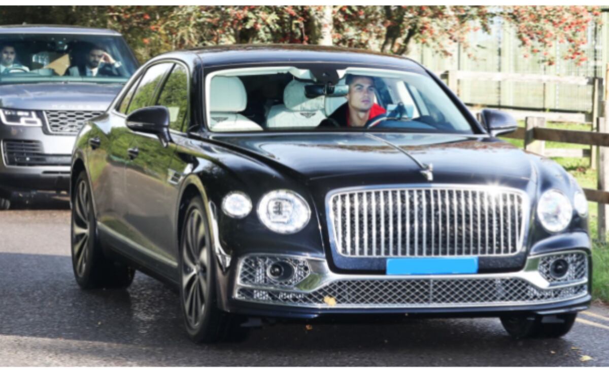 Ronaldo llegando al entrenamiento de Manchester United en un Bentley Flying Spur.