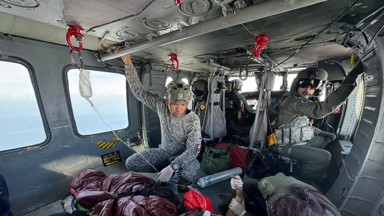 Momento del rescate del cocinero de la empresa Espeletia Adventures, quien se accidentó durante una travesía de montañismo al pico Simón Bolívar de la Sierra Nevada de Santa Marta.