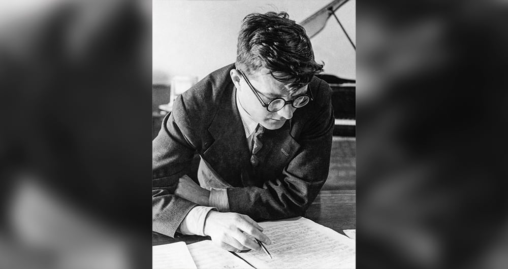 Puede ser el más político de los compositores de la historia, víctima de los celos y envidias de sus colegas. La velocidad con que escribía apenas podría compararse con Mozart. Shostakóvich podía escribir una sinfonía y orquestarla en apenas unas semanas.