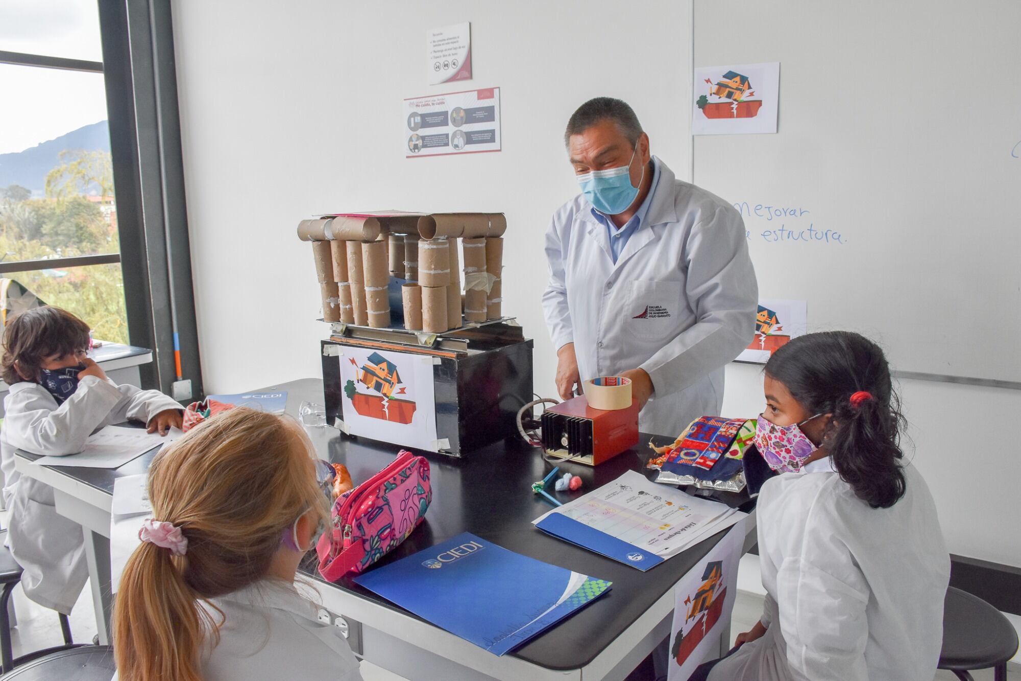 Los estudiantes de Transición probando en el laboratorio sus proyectos de refugio para animales en vía de extinción.