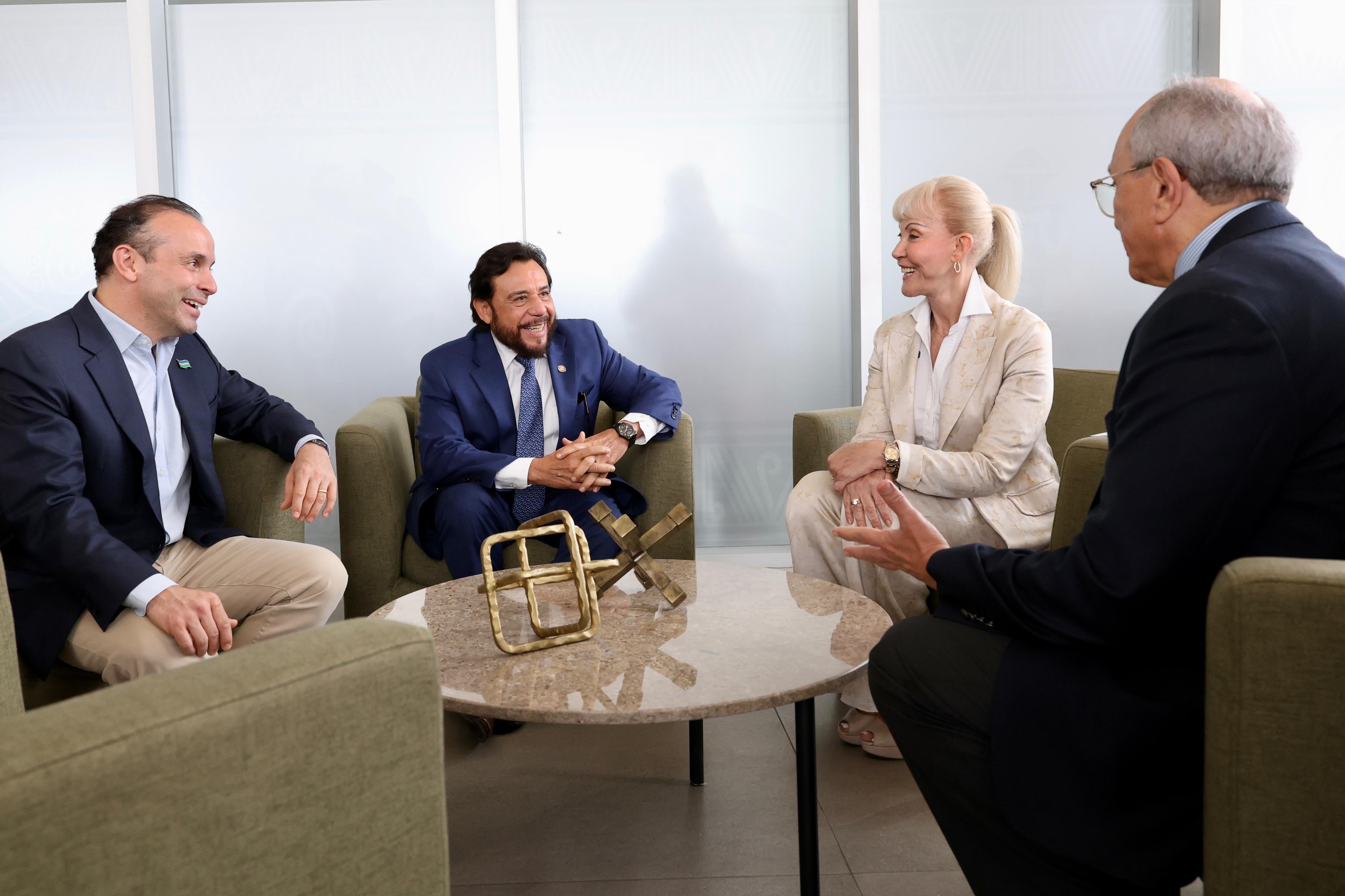 El vicepresidente de El Salvador, Félix Ulloa, reunido con el alcalde de Cali y la gobernadora del Valle del Cauca, Alejandro Eder y Dilian Francisca Toro.