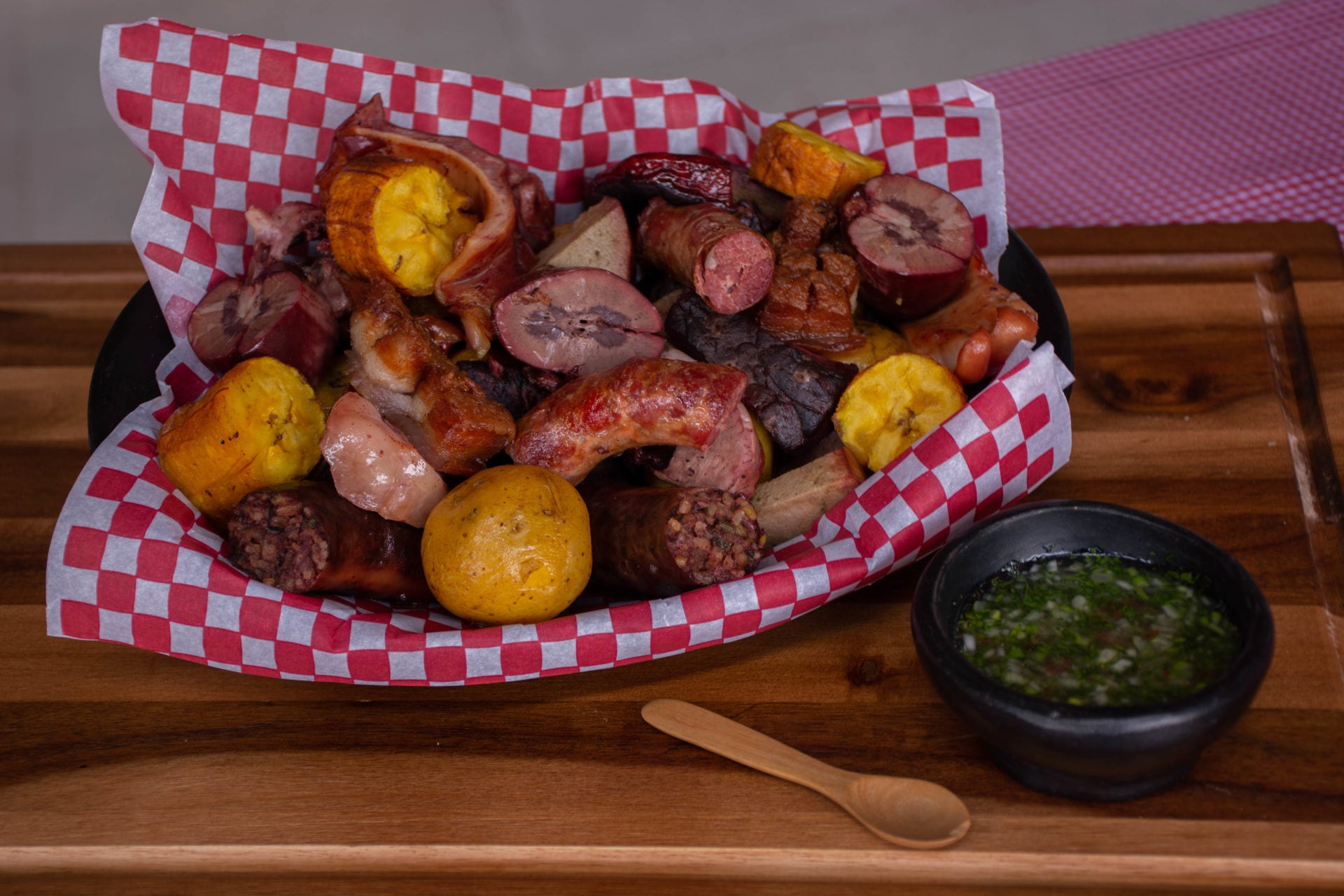 La longaniza  es un tipo de embutido similar al chorizo, pero con un sabor y preparación únicos.