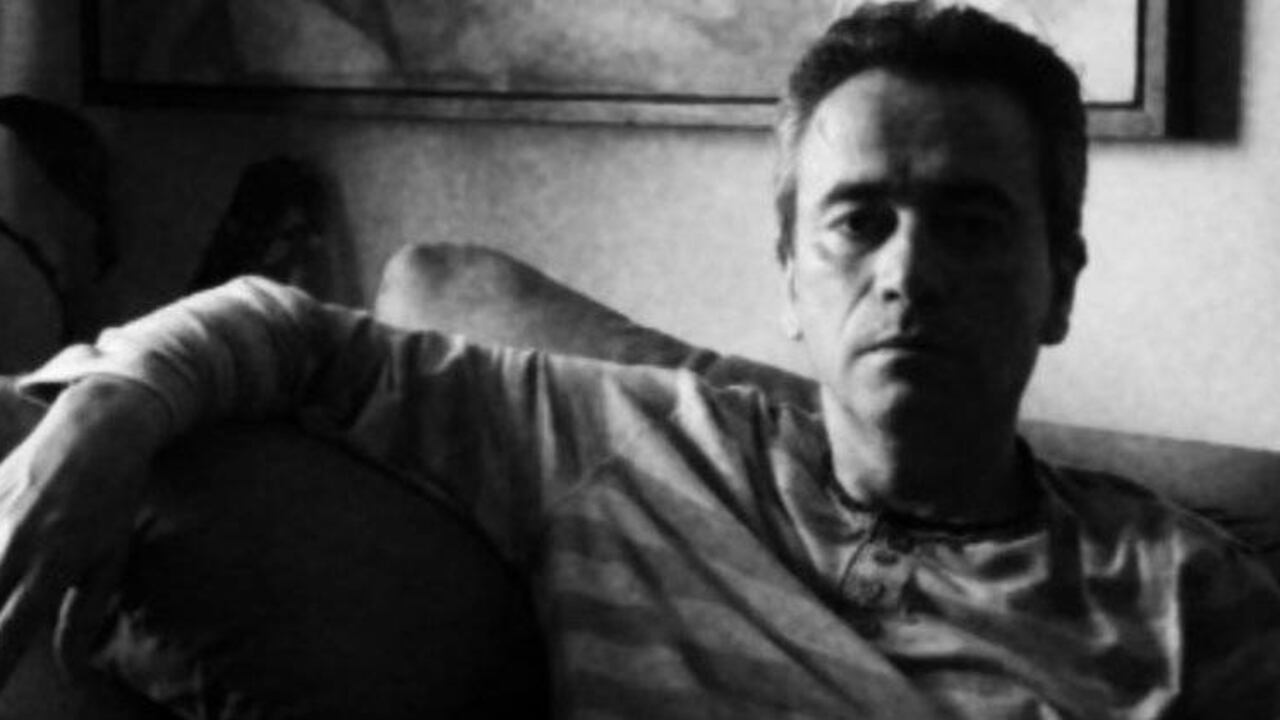 Rosero nació el 20 de marzo de 1958 en Bogotá.