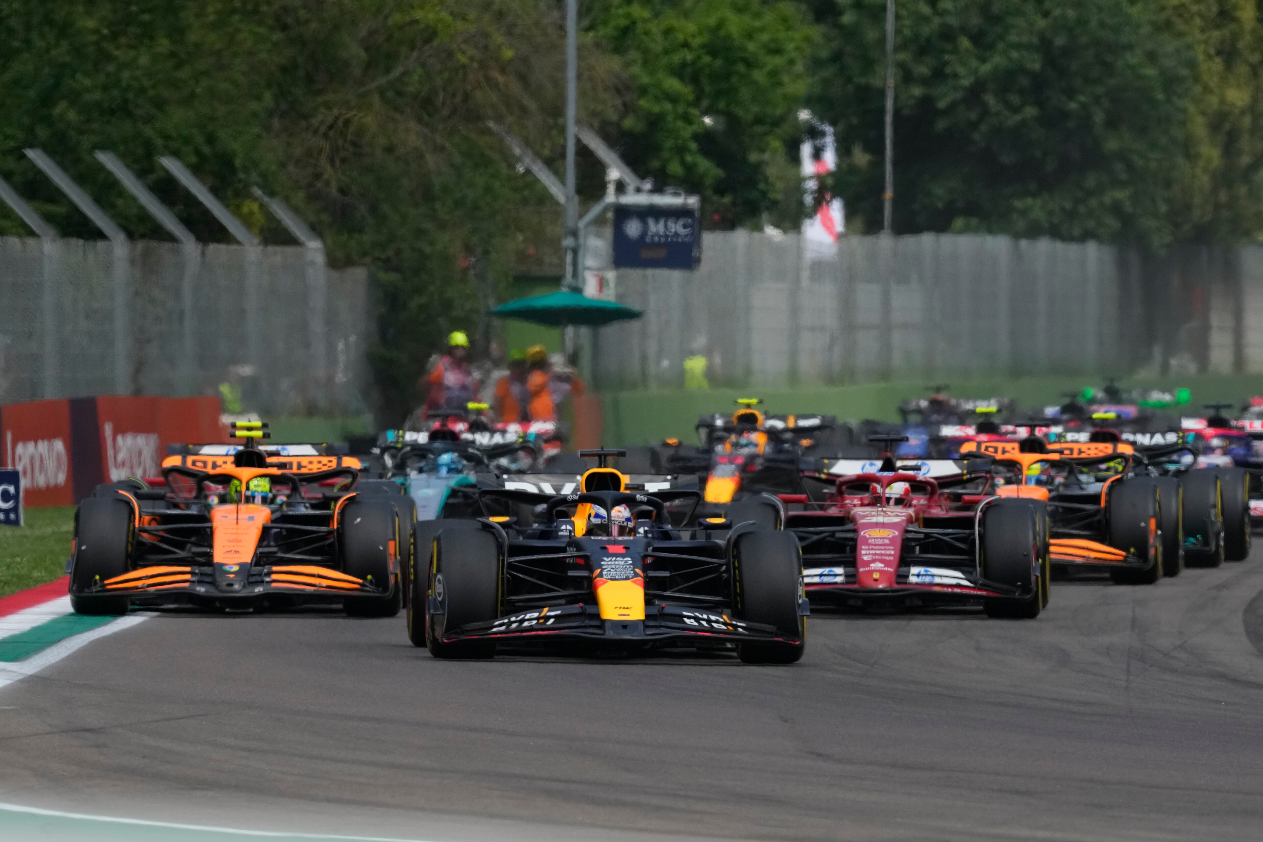 El piloto de Red Bull Max Verstappen de Países Bajos, centro, lidera el campo después de la salida durante la carrera del Gran Premio de Fórmula 1 de Emilia Romagna de Italia en el circuito Dino y Enzo Ferrari en Imola, Italia, el domingo 19 de mayo de 2024. (Foto AP/ Antonio Calanni)