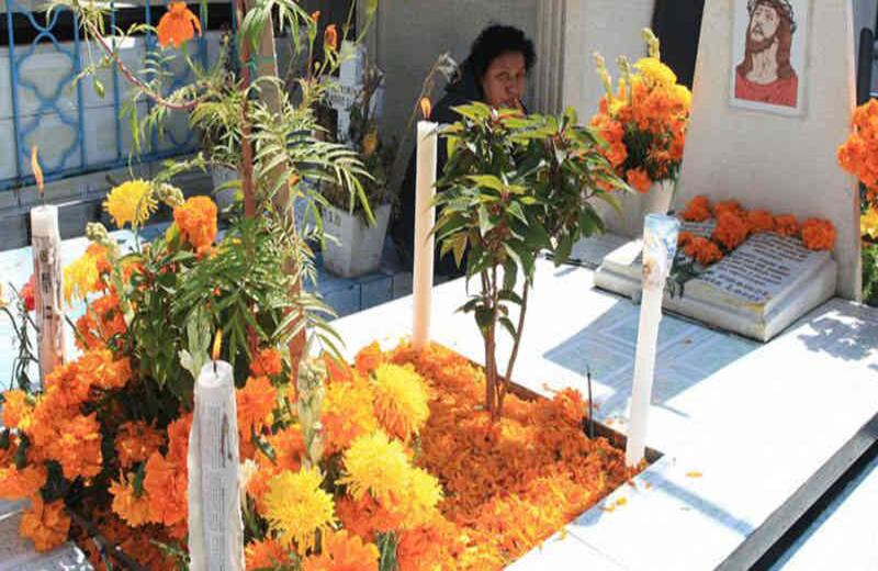 Los mexicanos brindan homenaje a sus antepasados en el día de los difuntos como es tradición en ese país latinoamericano.
