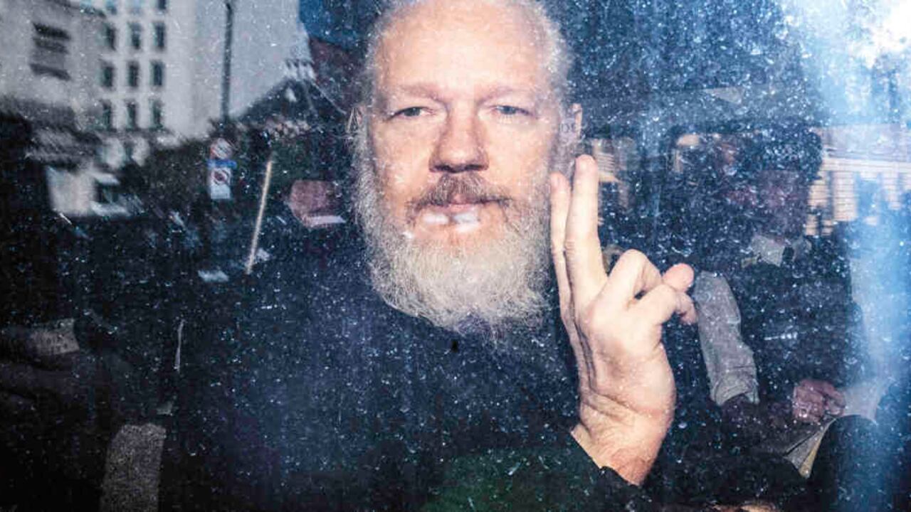 Estados Unidos acusa a Assange de conspirar con Anonymous