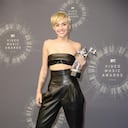 Miley Cirus también apostó por un total look en negro compuesto por pantalones y crop top. Muy elegante. Foto: EFE