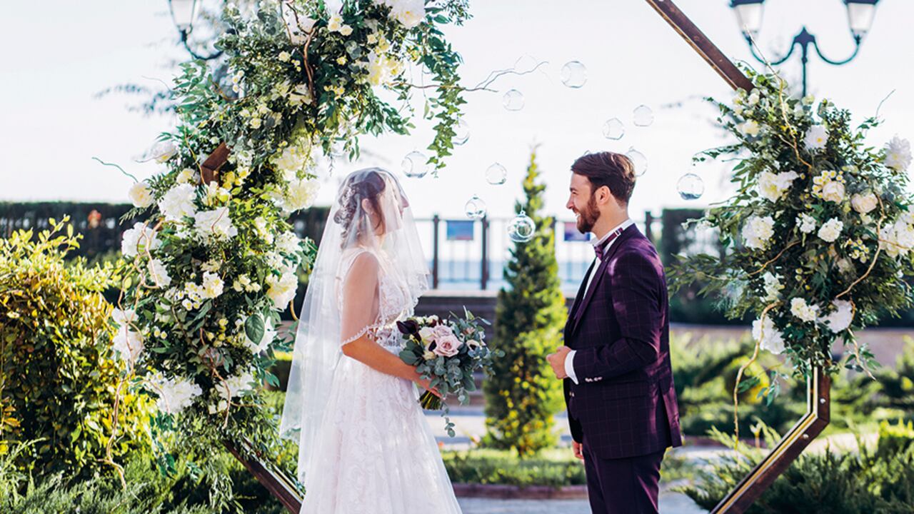 Las microbodas, con máximo 50 invitados, en terrazas y sin baile, son una de las nuevas apuestas de los hoteles para volver a ser sedes de eventos sociales.