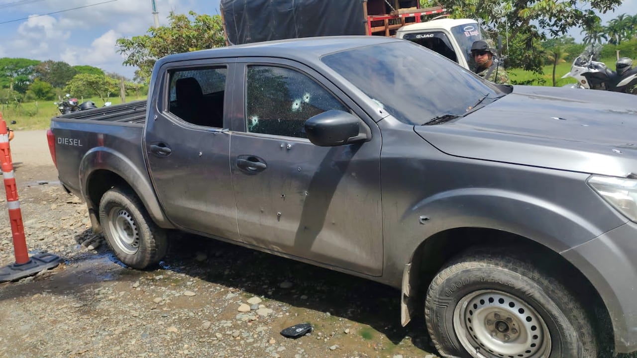 Así quedó la camioneta que usaban los investigadores en el momento de ejecutar un operativo contra los grupos de apoyo de alias Marlon, uno de los líderes disidentes de las Farc en el Cauca.