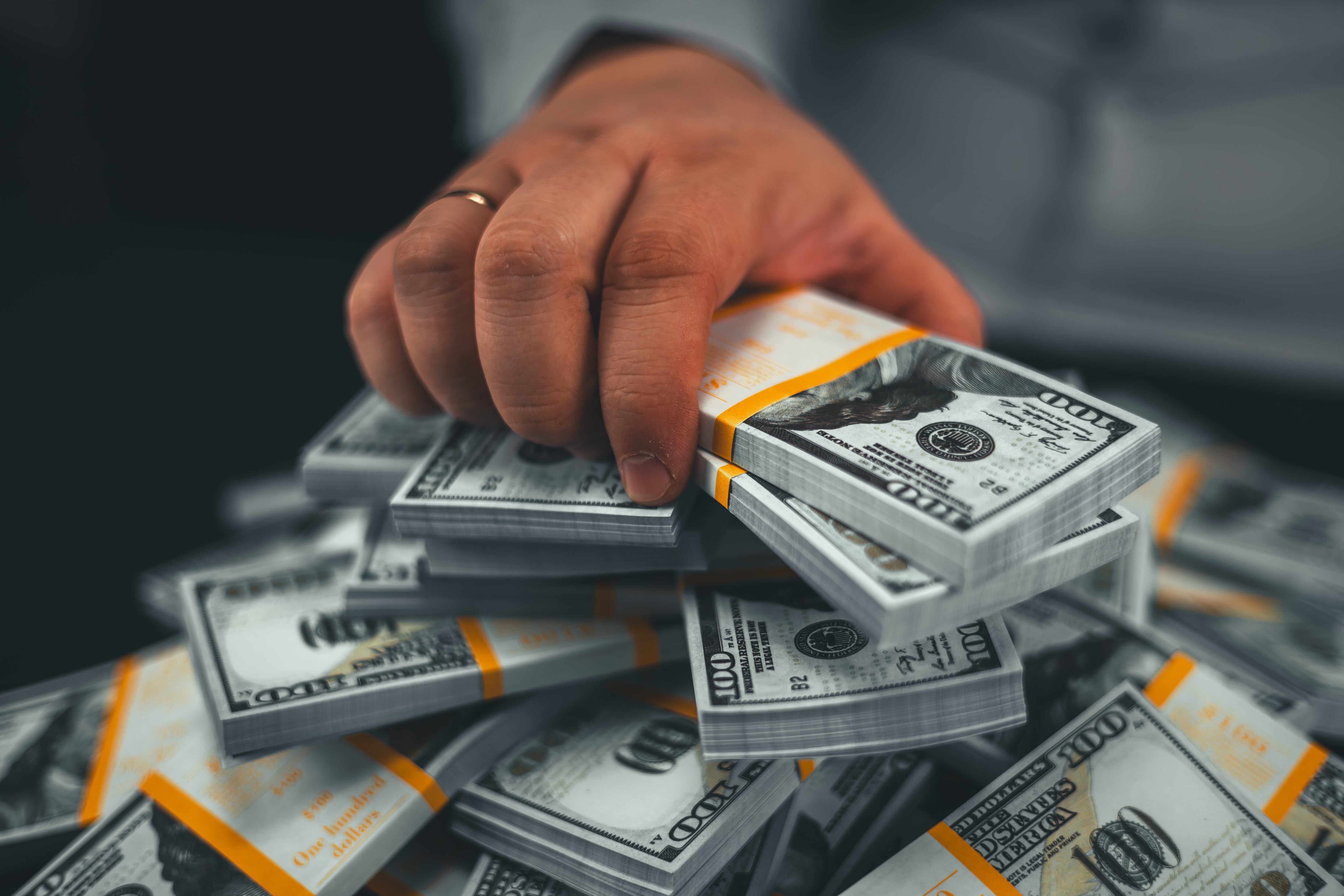 Las personas buscan volverse millonarias para tener un mejor estilo de vida.