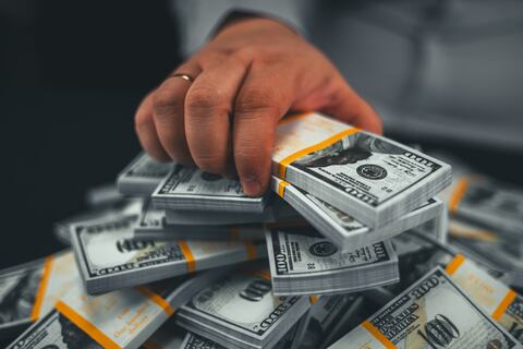 Las personas buscan volverse millonarias para tener un mejor estilo de vida.