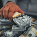 Las personas buscan volverse millonarias para tener un mejor estilo de vida.