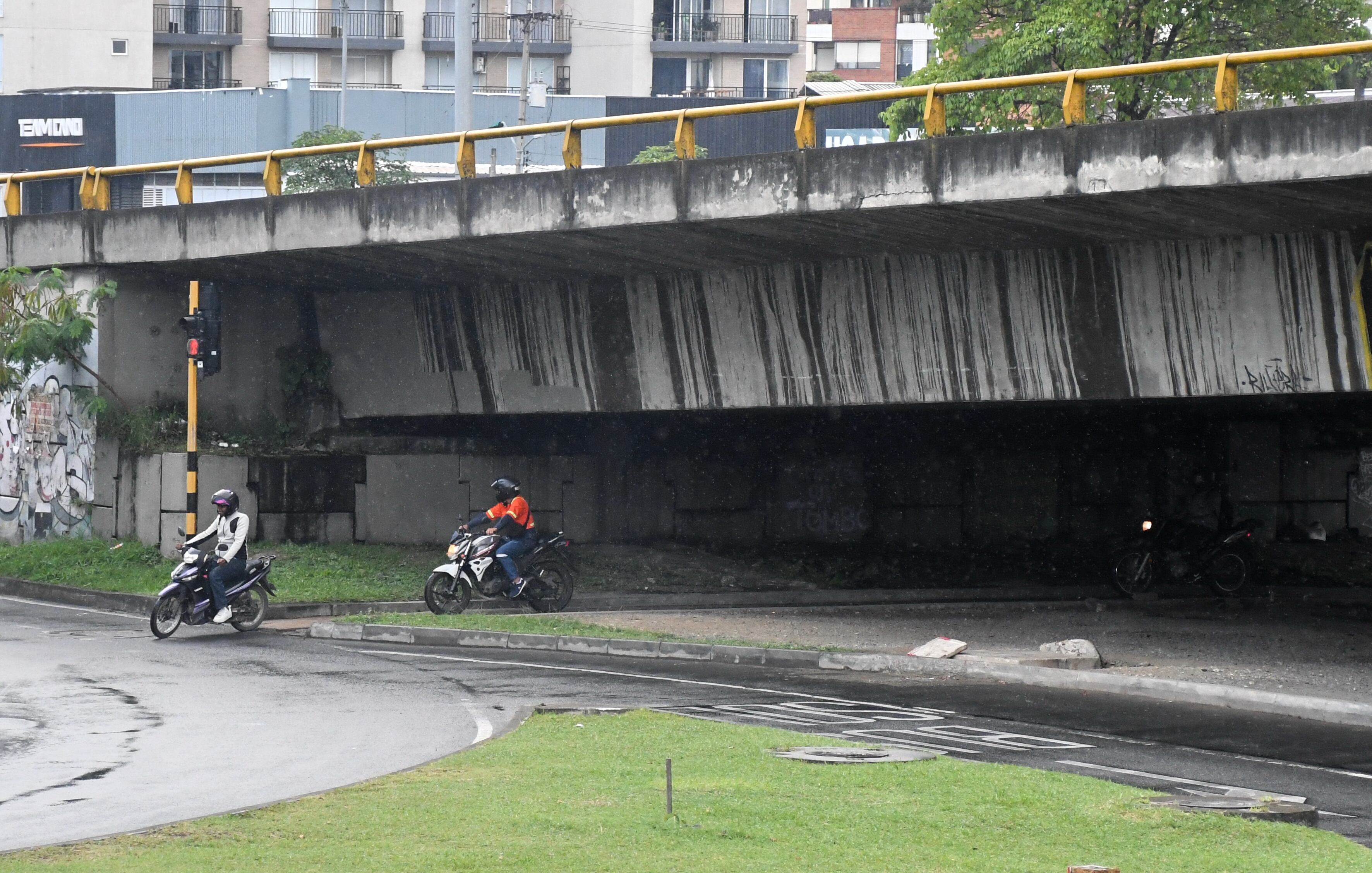 Fotodenuncia: Paso prohibido por motociclista, Sameco.