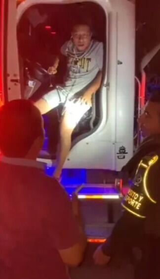 El hombre fue auxiliado por agentes de la policía y otros conductores