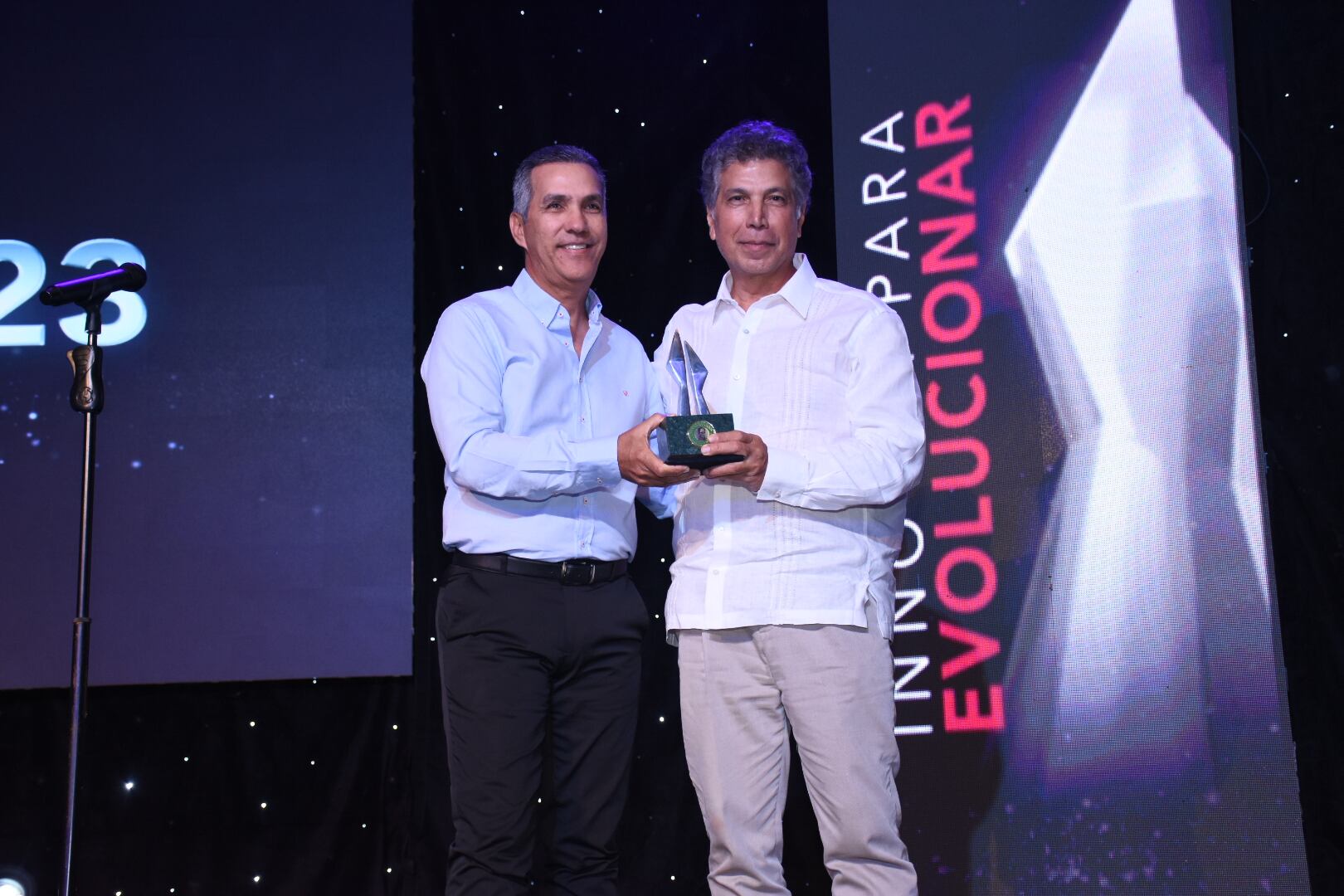 Luis Humberto Martínez entregó el premio Empresario del Año 2023 a José Luis Mora, presidente de Litoplas.
