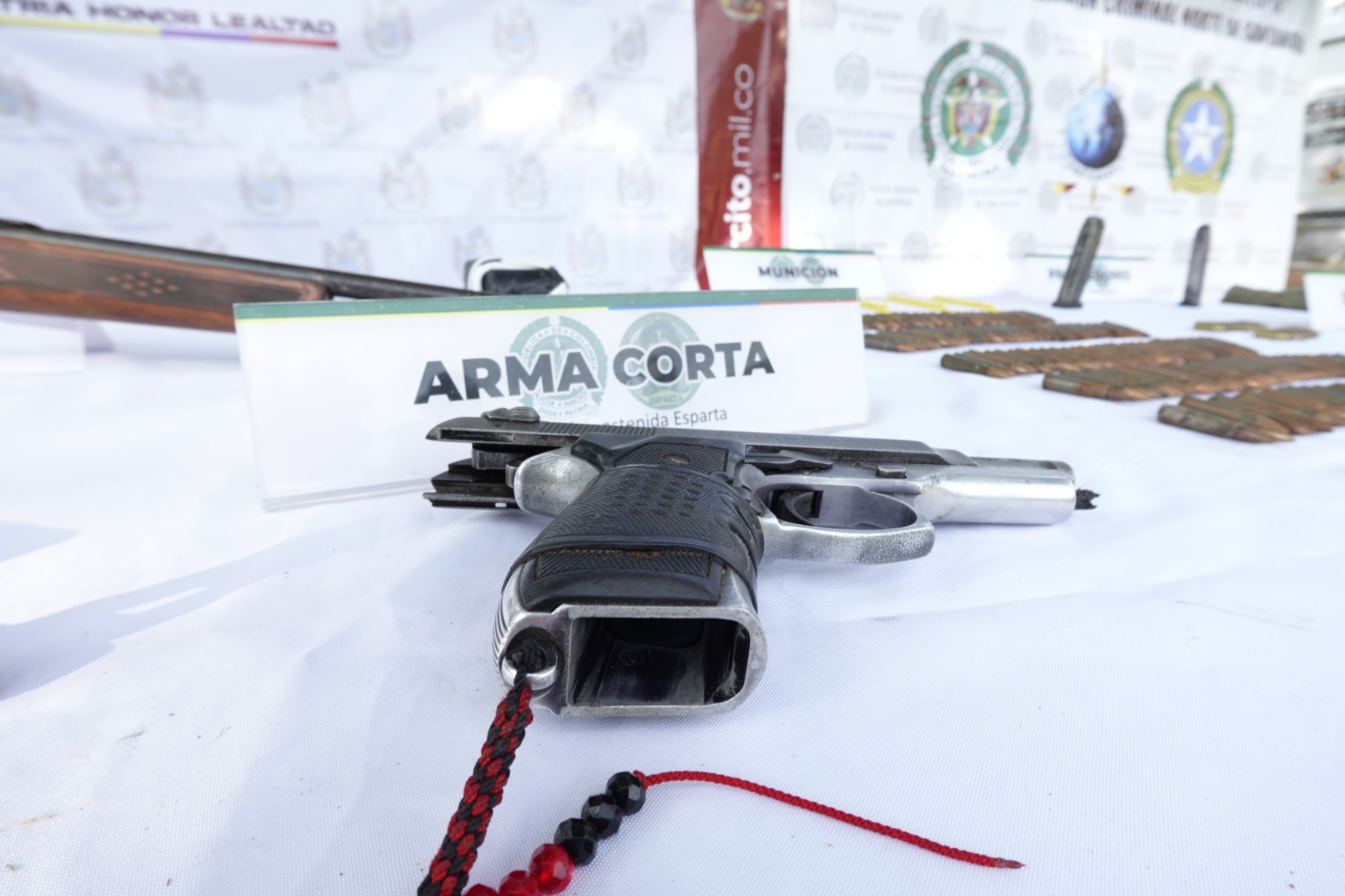 Arma de fuego decomisada en el operativo contra alias Cali.
