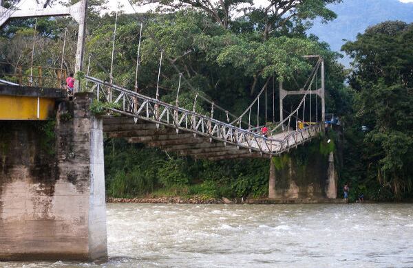 Desde hace meses, cuando el río desbarató el único puente, El Tarra quedó incomunicado con el oriente de Norte de Santander. Ahora, todo el que necesite viajar entre Tibú y Ocaña por esa vía debe hacer transbordo junto al río.