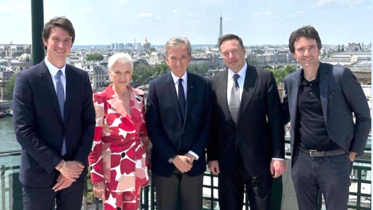 Alexandre Arnault, Maye Musk, Bernard Arnault, Elon Musk y Antoine Arnault almorzaron el en hotel Cheval Blanche de París, con vista a la Torre Eiffel. Instagram/@antoinearnault