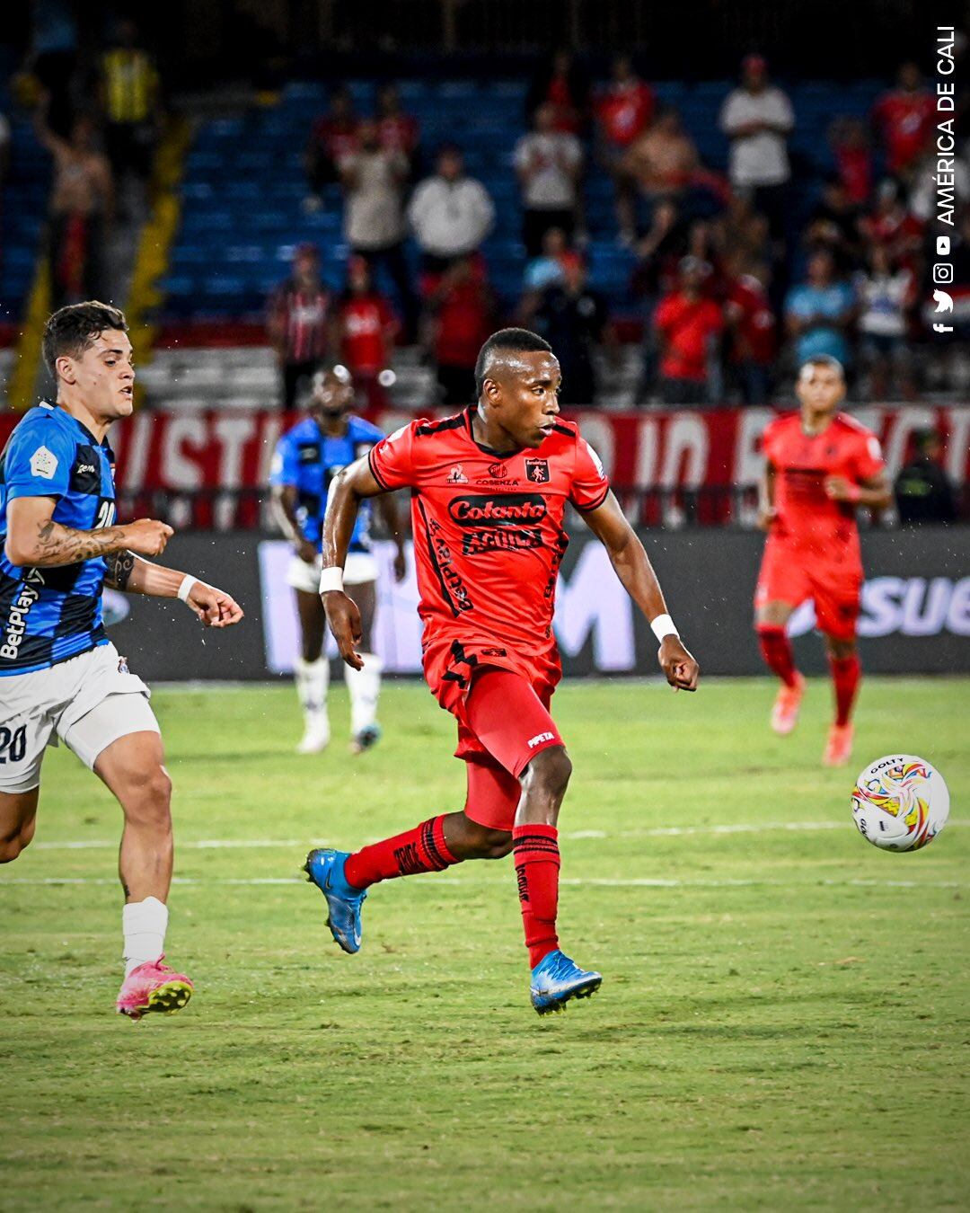 Luis Felipe Mosquera hizo su primer gol con América.