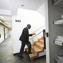 Aggrey Rwetsiba, representative of Uganda, walks up the stairs at the Motel Deseos (Desires) in the framework of the COP16 summit in Cali, Colombia, on October 25, 2024. With traditional hotels bursting at the seams, motels came to the rescue for visitors to the Colombian city of Cali during the UN COP16 summit. (Photo by JOAQUIN SARMIENTO / AFP)