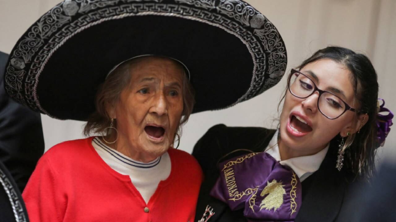 Los mariachis encienden los recuerdos desvanecidos de los pacientes mexicanos de Alzheimer.