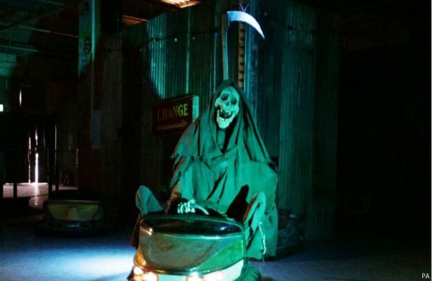 En el "parque del desconcierto", la Vieja de la Guadaña monta en autos de choque. Banksy explicó que Dismaland no es "arte callejero". En su web lo describe como "un festival de arte, diversión y anarquismo de nivel básico".