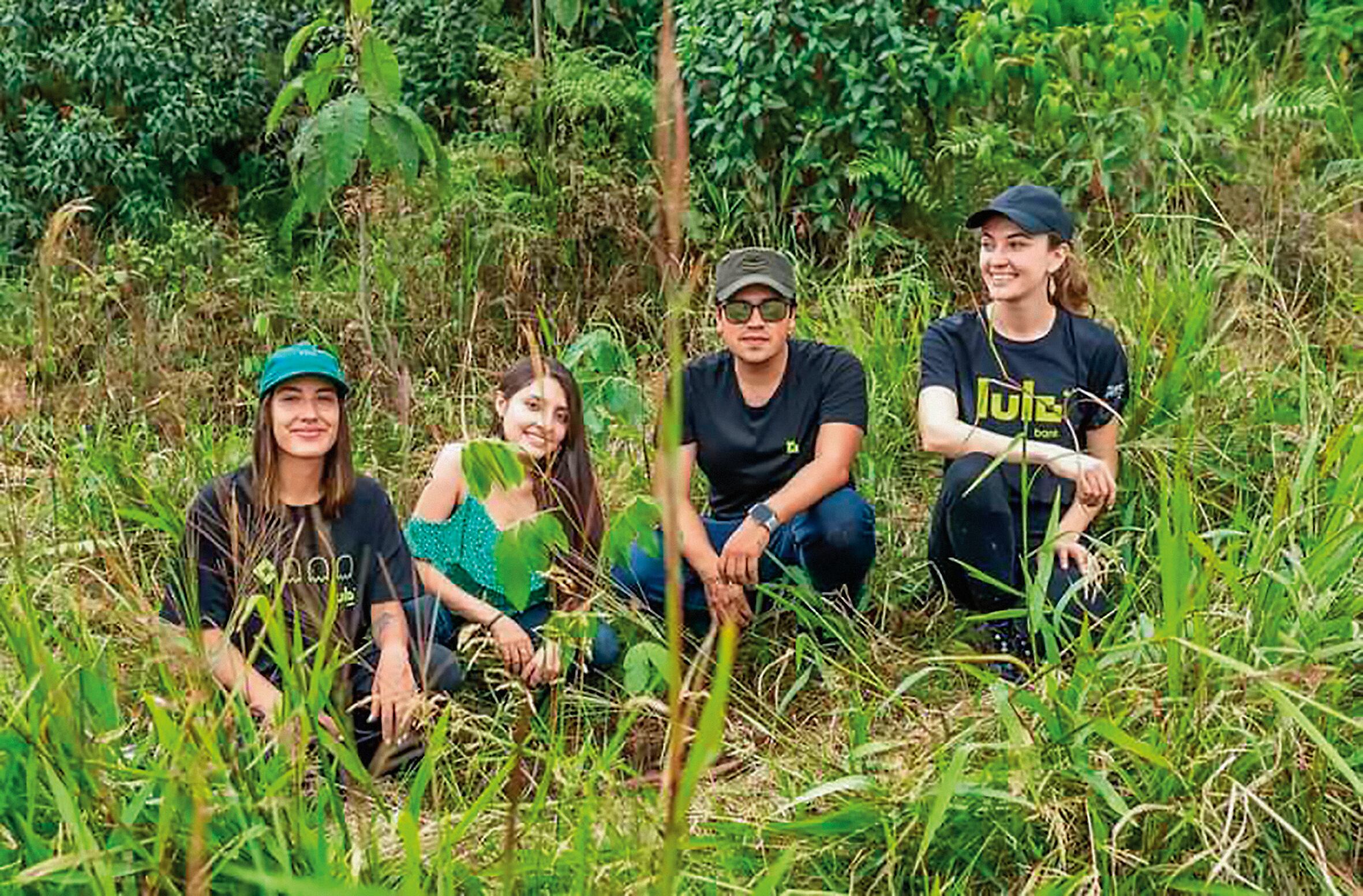 Equipo de Lulo en una de las jornadas de siembra de árboles con el apoyo de Treeoma.