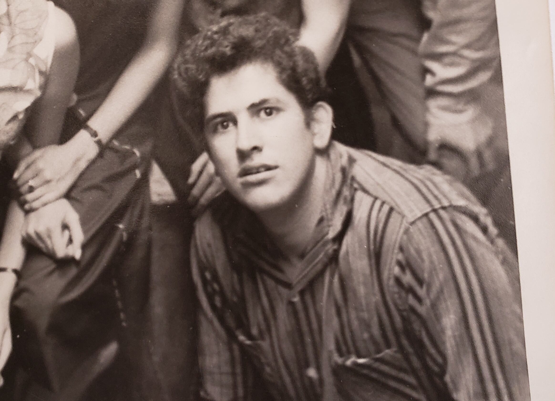 El actor, abajo a la derecha, dejó desde muy joven los estudios por la actuación, para disgusto de su padre.