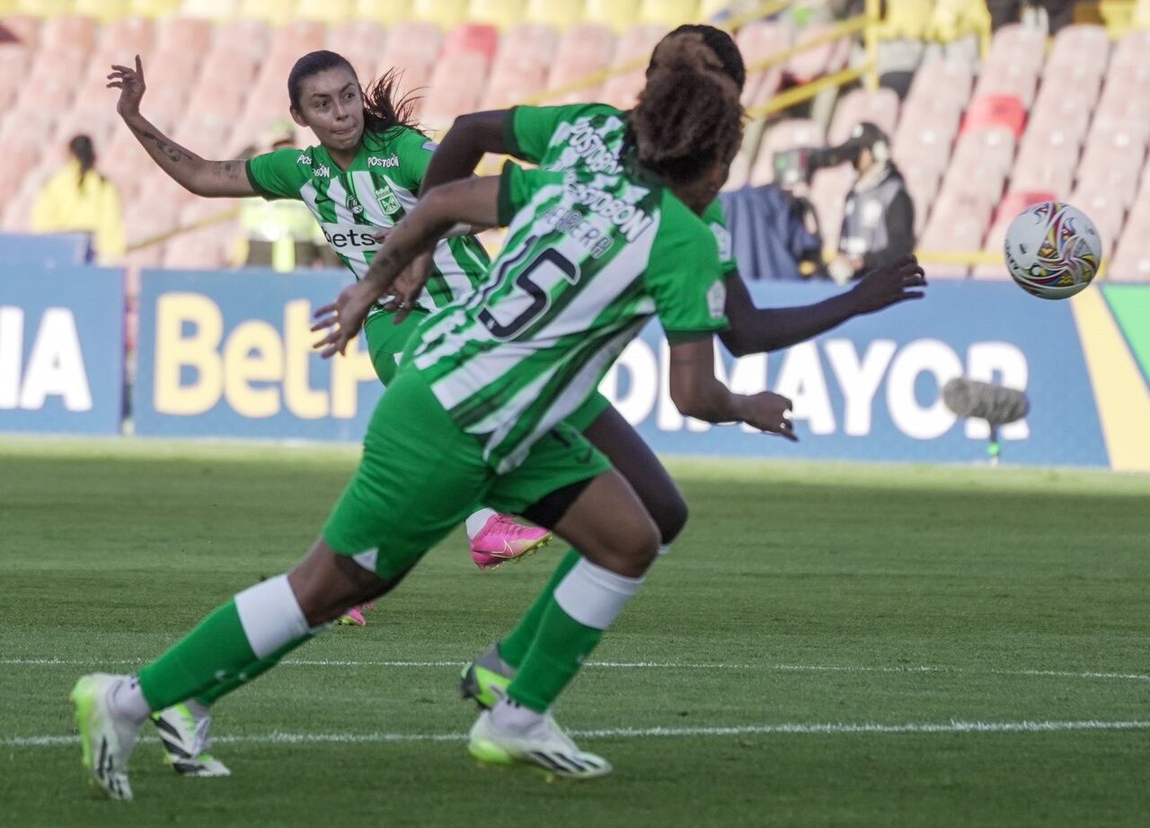 Momento en el Yoreli Rincón cobrá el tiro libre para el primer gol del partido.