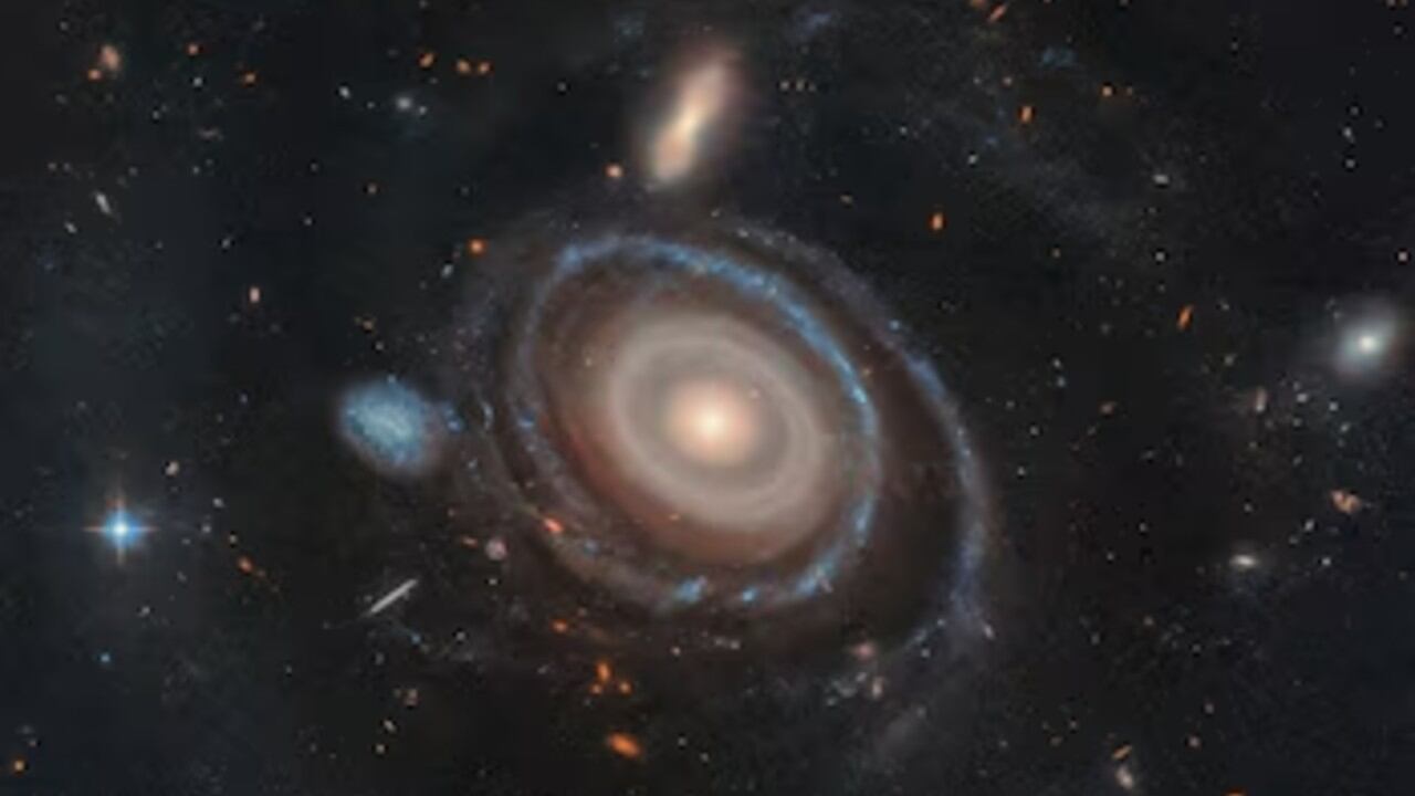 LEDA 1313424, acertadamente apodada Bullseye (Diana), tiene dos veces y media el tamaño de nuestra Vía Láctea y tiene nueve anillos.