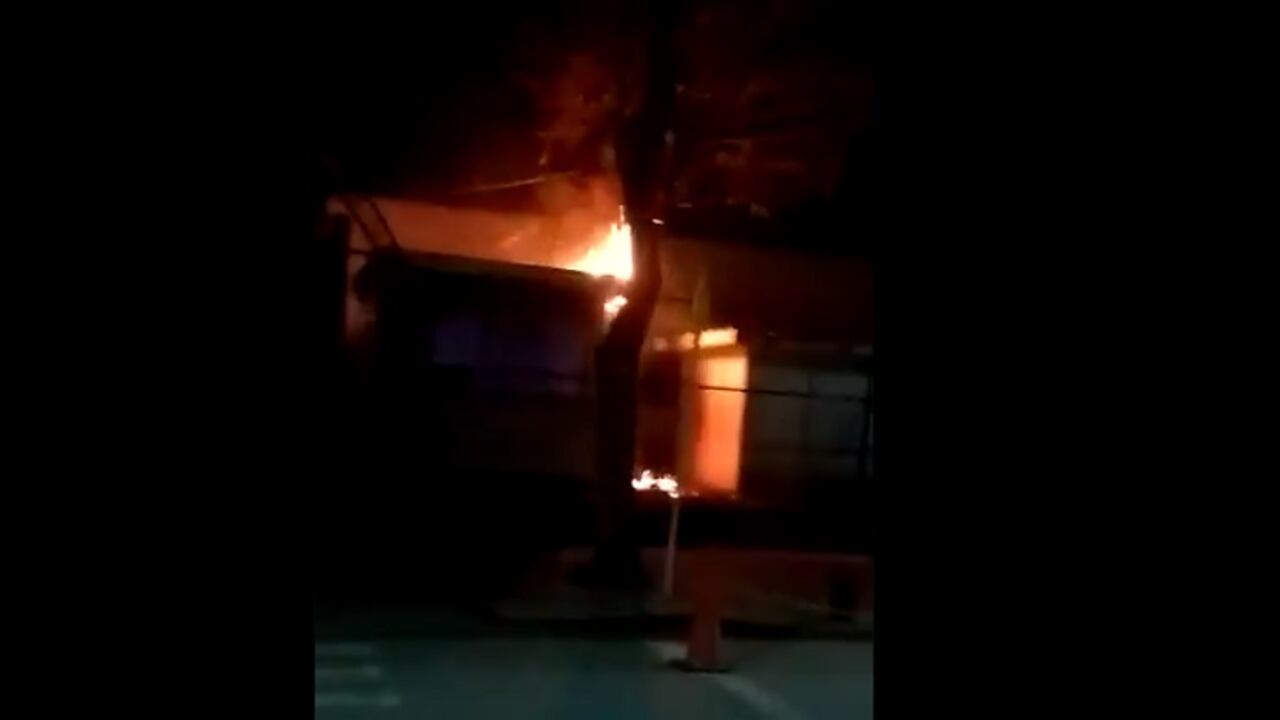 Encapuchados intentaron incendiar un colegio en Popayán.