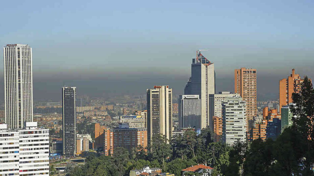 La mala calidad del aire en Bogotá queda en evidencia en las mañanas. En la capital sigue vigente un pico y placa extendido, como decidió la Alcaldía el viernes en la tarde.