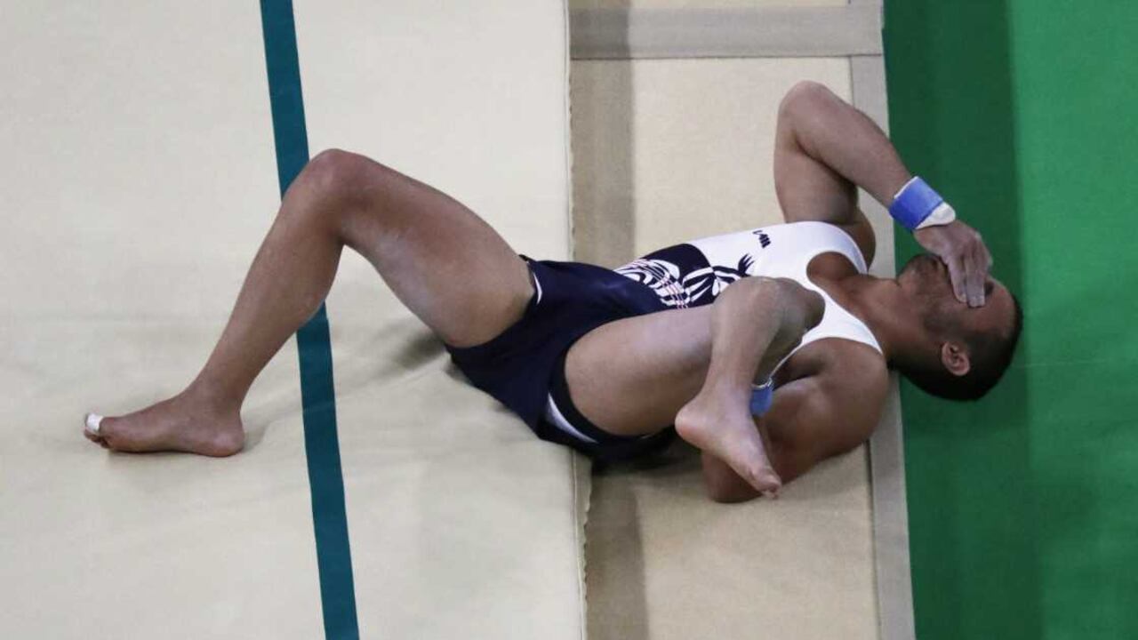 La pierna izquierda del atleta quedó fracturada. Thomas COEX / AFP