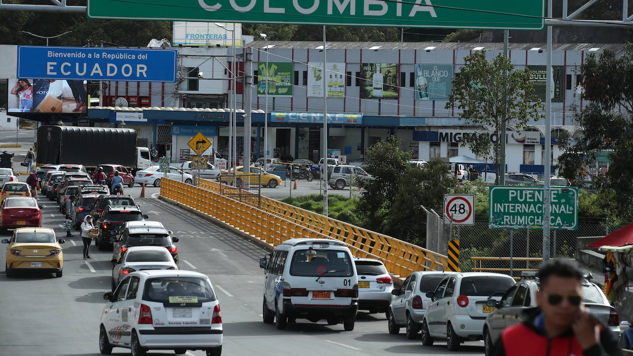 Puente Internacional de Rumichaca conecta las ciudades de Ipiales Colombia y Tulcán Ecuador.