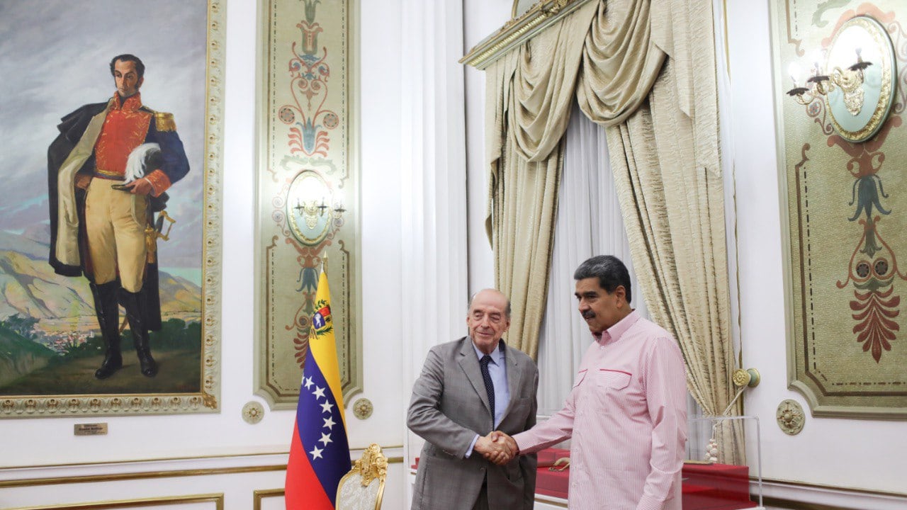 Álvaro Leyva y Nicolás Maduro en el Palacio de Miraflores.