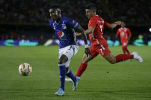 El volante argentino Matías Pisano disputa un balón con un rival en el juego entre América y Millonarios por la primera jornada del Torneo Espn 2020.