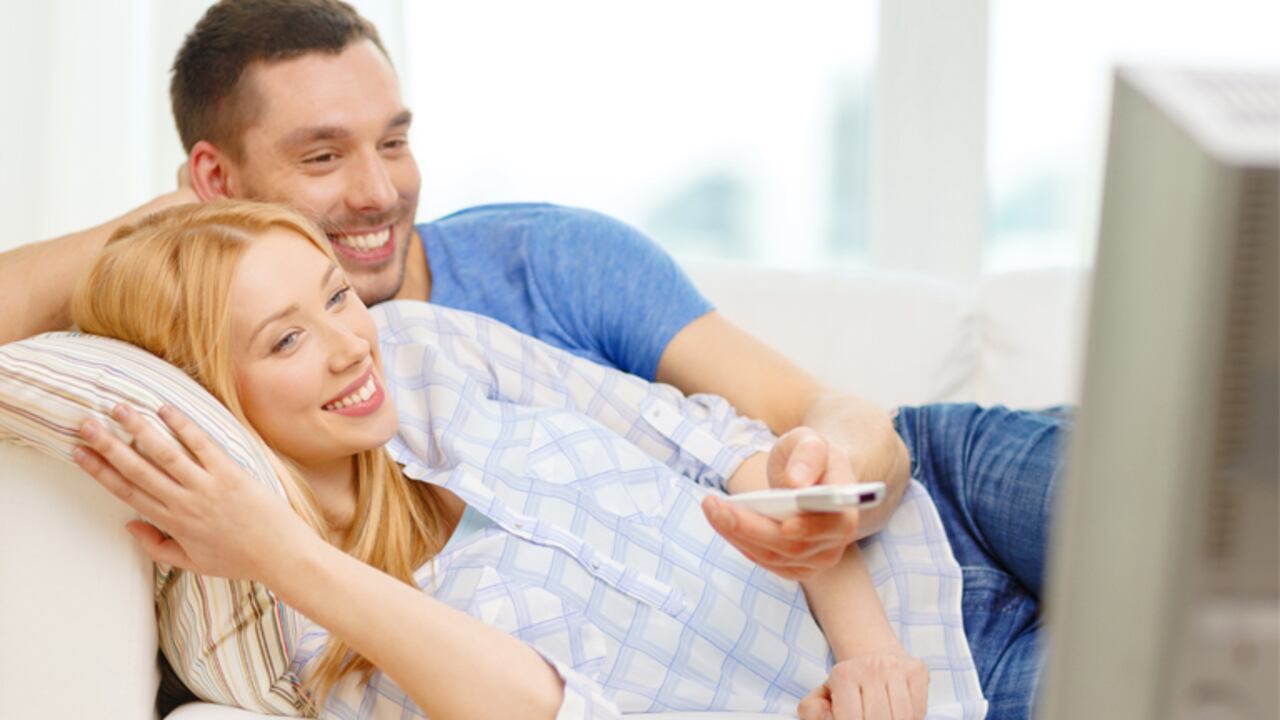 Está disponible para todo tipo de plataformas, desde computadoras, televisores, además de dispositivos móviles Apple y Android.