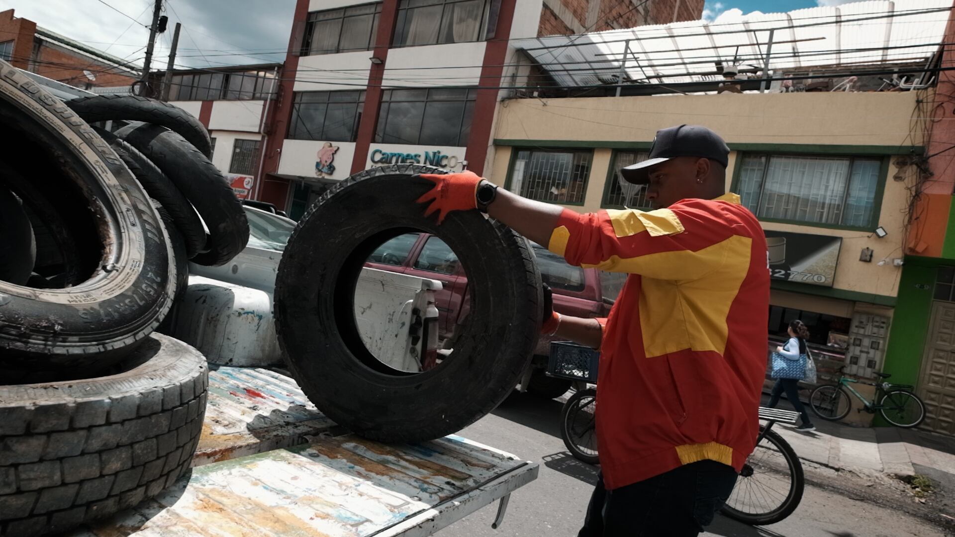 La acumulación de llantas en desuso es un riesgo para la salud pública; allí se acumula agua que puede provocar la proliferación de insectos, plagas y malos olores.