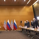 La subsecretaria de Estado de los Estados Unidos, Wendy Sherman, a la izquierda, y el viceministro de Relaciones Exteriores de Rusia, Sergei Ryabkov, a la derecha, asisten a conversaciones de seguridad en la Misión de los Estados Unidos en Ginebra, Suiza.