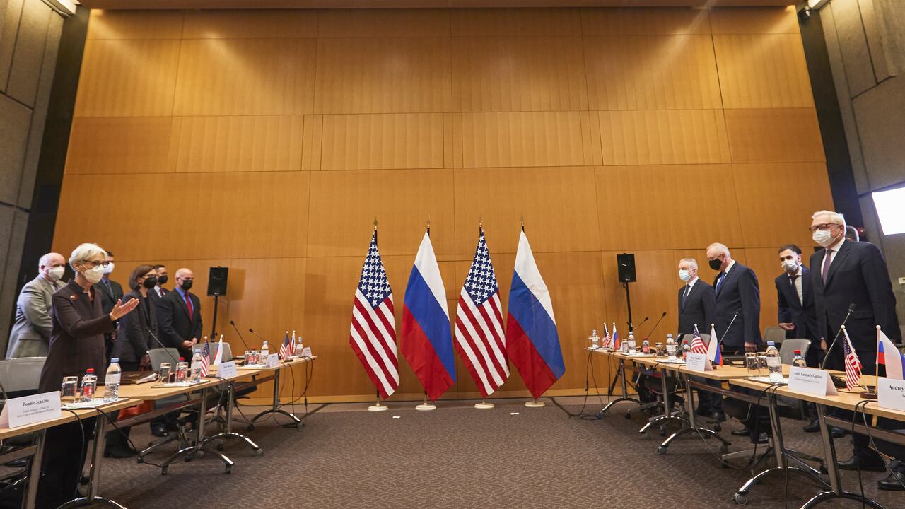 La subsecretaria de Estado de los Estados Unidos, Wendy Sherman, a la izquierda, y el viceministro de Relaciones Exteriores de Rusia, Sergei Ryabkov, a la derecha, asisten a conversaciones de seguridad en la Misión de los Estados Unidos en Ginebra, Suiza.