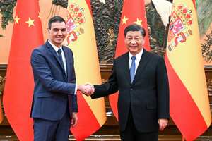 En esta foto publicada por la agencia de noticias Xinhua de China, el presidente chino, Xi Jinping, a la derecha, se reúne con el primer ministro español, Pedro Sánchez, en Beijing, el viernes 31 de marzo de 2023. (Rao Aimin/Xinhua via AP)