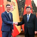 En esta foto publicada por la agencia de noticias Xinhua de China, el presidente chino, Xi Jinping, a la derecha, se reúne con el primer ministro español, Pedro Sánchez, en Beijing, el viernes 31 de marzo de 2023. (Rao Aimin/Xinhua via AP)