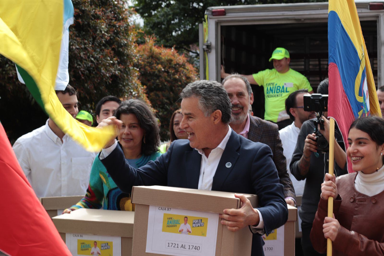 El ahora candidato entregó más de 1,5 millones de formas que respaldan su intención de llegar a la Casa de Nariño.