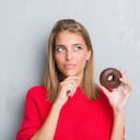 El azúcar es una de las principales fuentes de energía del cerebro, pero su exceso puede causar complicaciones de salud. Foto: Gettyimages.