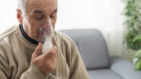 Adultos mayores con enfermedades crónicas como EPOC, diabetes, insuficiencia cardíaca y obesidad presentan mayor riesgo de complicaciones por infecciones respiratorias.