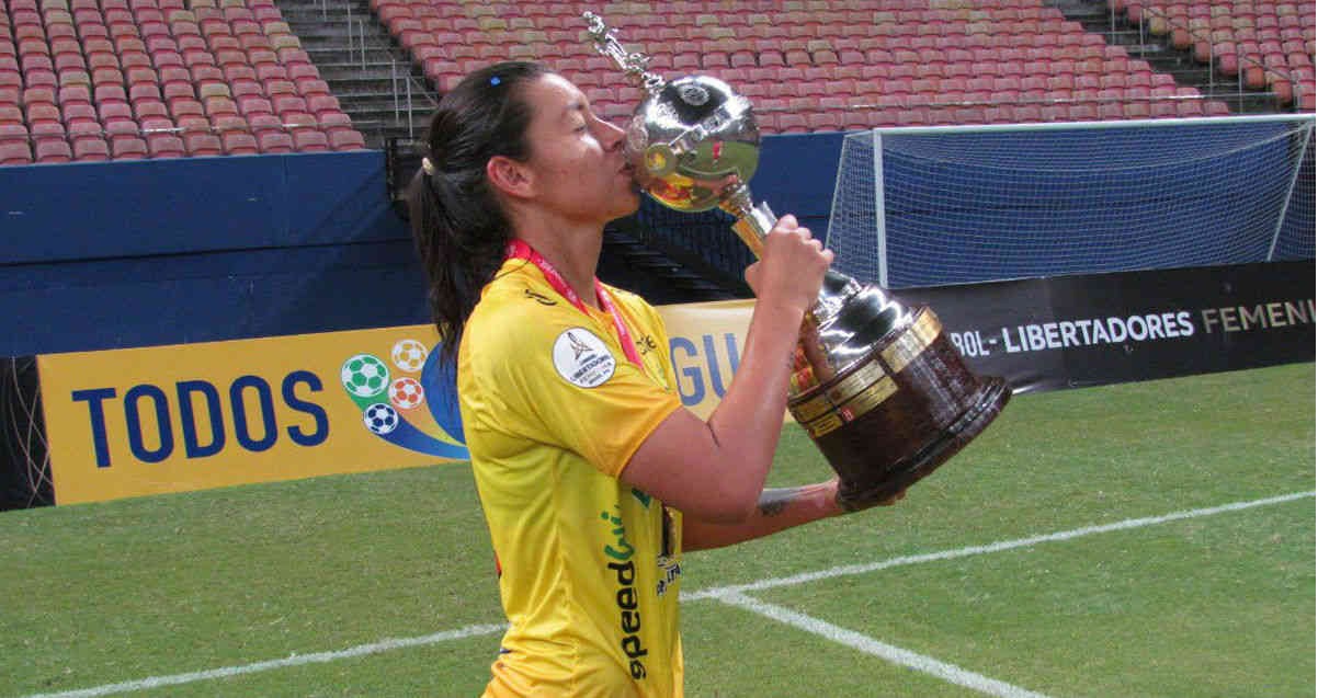 "Mi padre acuchillaba los balones de fútbol, como queriéndome decir que eso era prohibido para mí": Yoreli Rincón