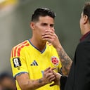 Néstor Lorenzo hablando con James Rodríguez en un partido del Mundial 2026.